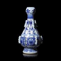 An Unusual Chinese Ming Style Blue and White Porcelain 'Garlic-Bulb' Necked Vase, 18th/Early 19th Century 清中期 明式青花蒜頭瓶