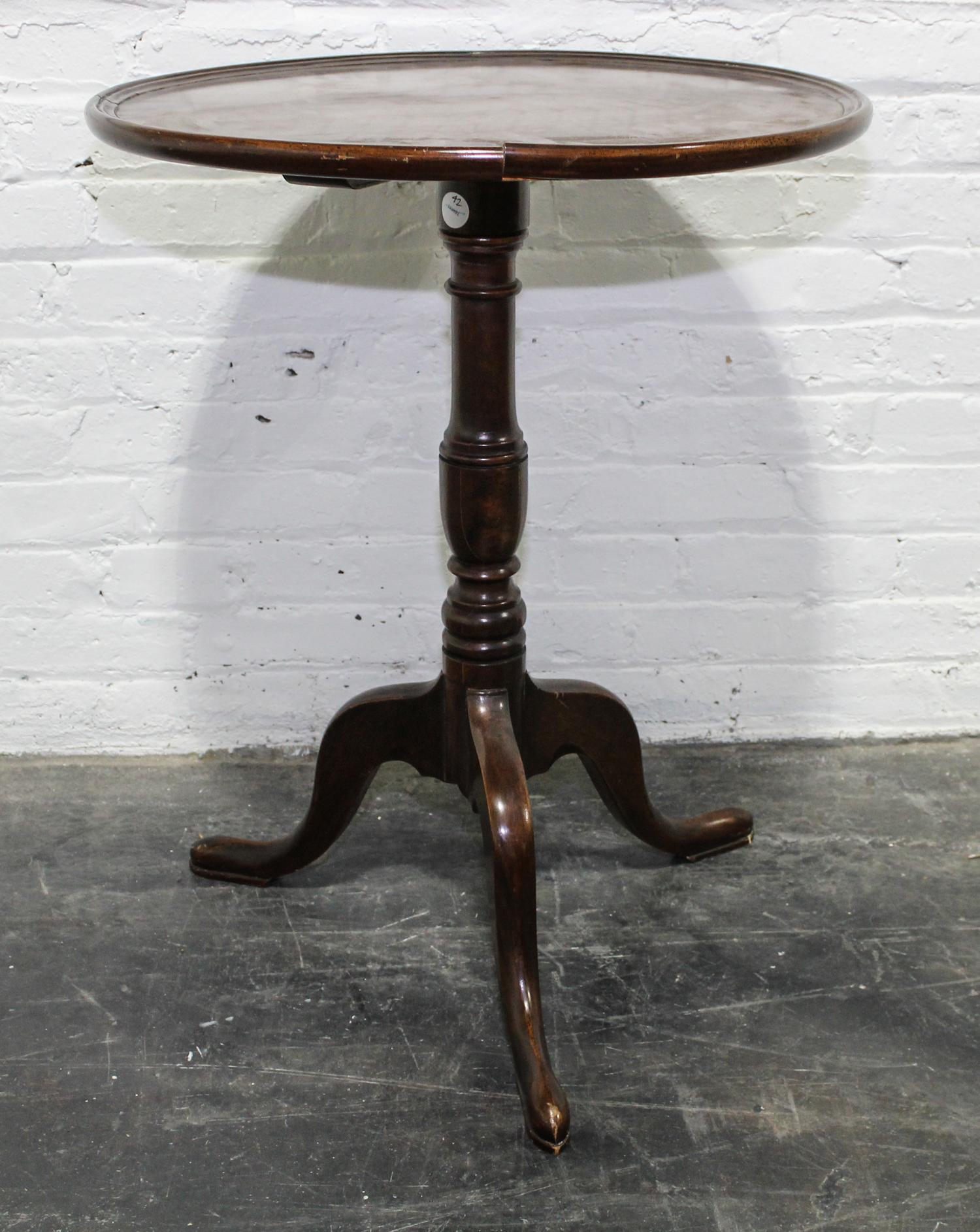 An American Mahogany Tea Table Height 27 1/2 inches. — 20TH CENTURY