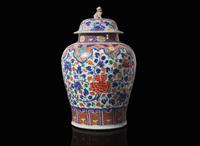 A large Chinese wucai-decorated porcelain jar and cover,18th century 五彩大蓋罐 十八世紀