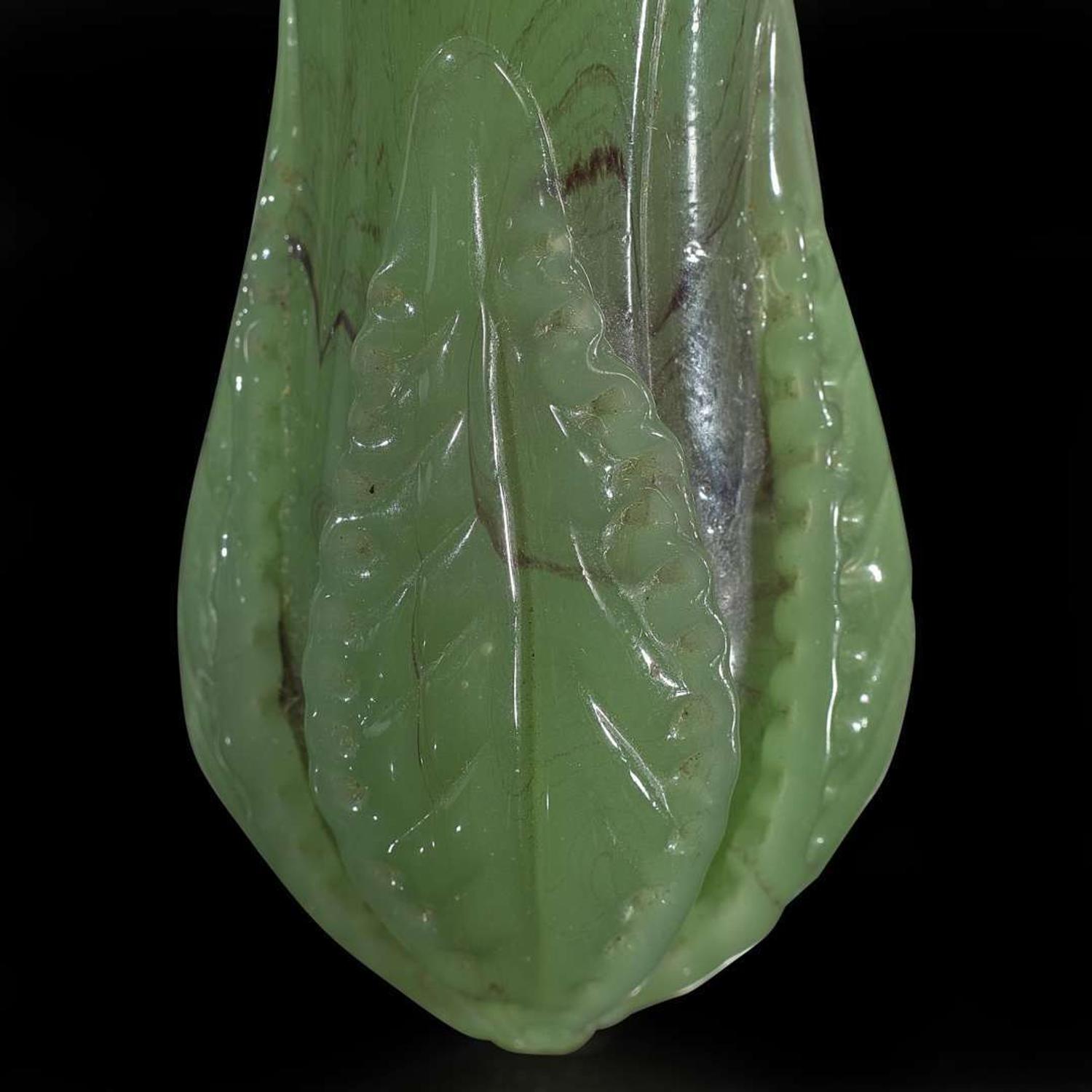 An unusual Chinese green glass “Gourd” snuff bottle 琉璃丝瓜形鼻烟壶