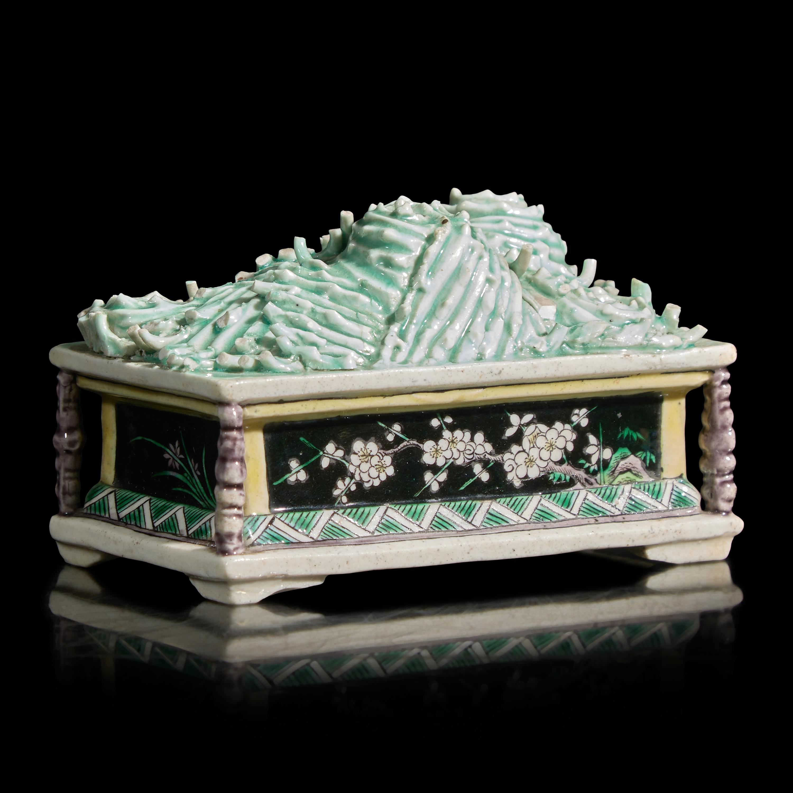 A Chinese Famille Verte 'Mountain' Brush Rest, Possibly 19th Century — 或為清晚期 素三彩山子形筆架