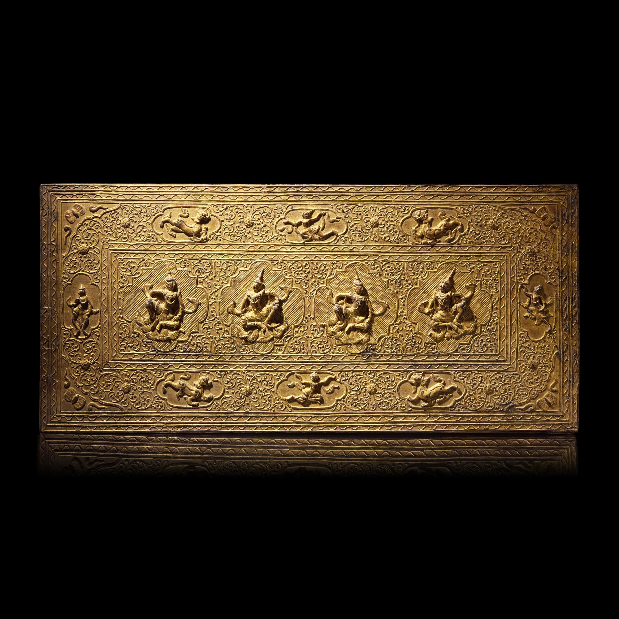 A Burmese Gilt Lacquered Wood Panel, late 19th/20th Century 十九/二十世紀 緬甸漆金木刻板