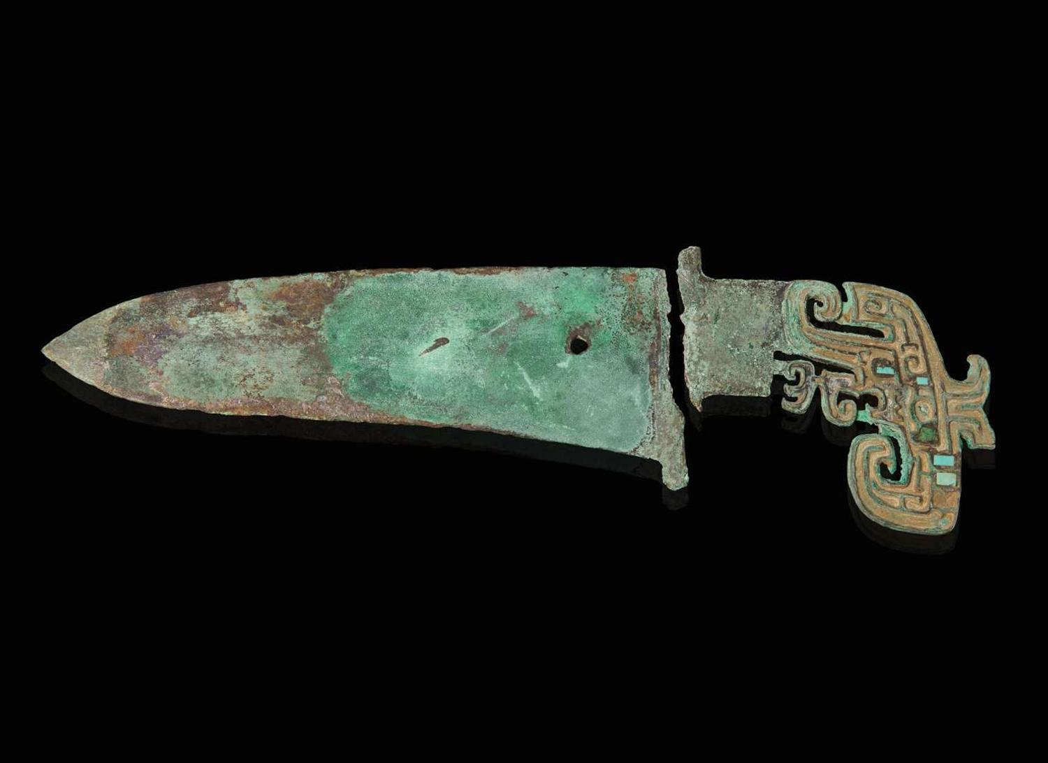A Chinese archaic-style turquoise-inlaid bronze dagger 青銅嵌綠松石匕首