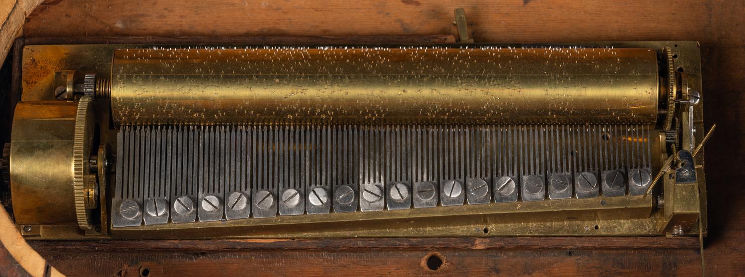 A Four-Air Sectional Comb Musical Clock Base