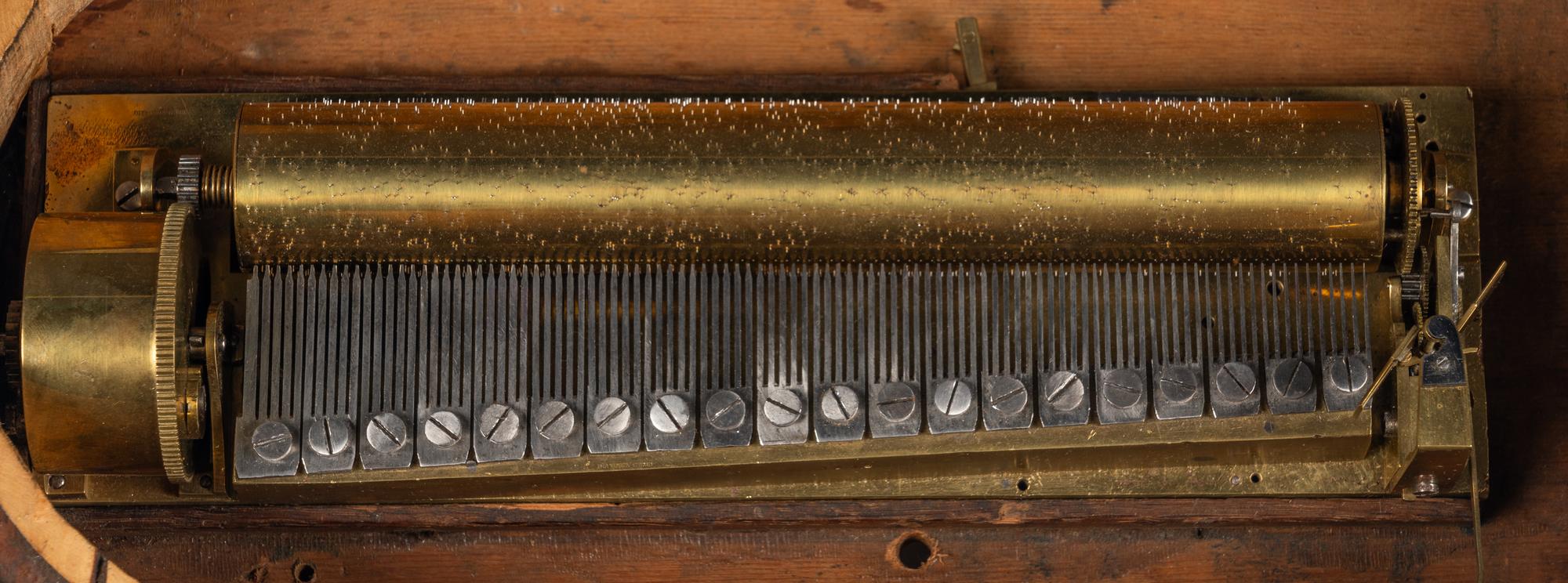 A Four-Air Sectional Comb Musical Clock Base