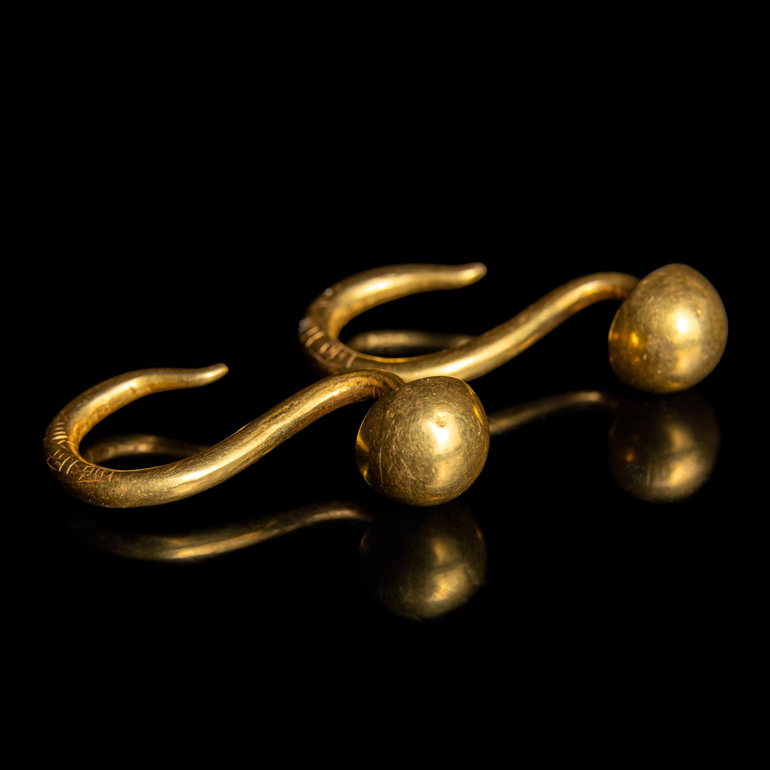 A Pair of Chinese Gold 'Clove' Earrings, Erhuan, Ming Dynasty 明 "周南記”釘頭金丁香耳環一對