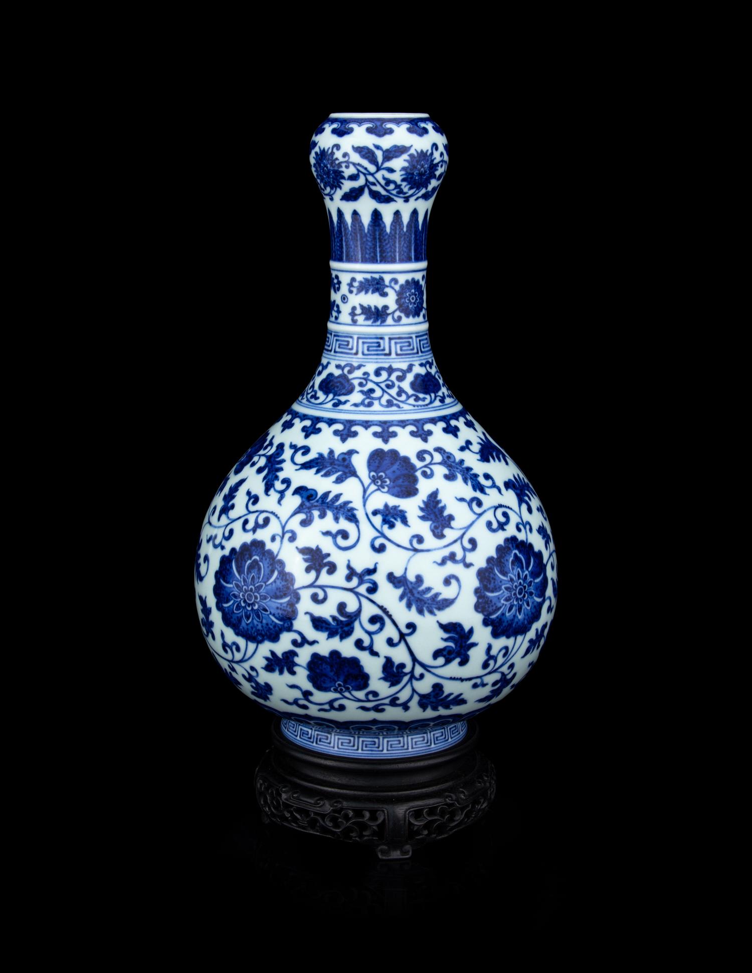 A Chinese Blue and White Porcelain Garlic-Mouth Vase