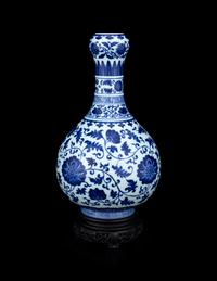 A Chinese Blue and White Porcelain Garlic-Mouth Vase