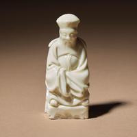 A Chinese Blanc-de-Chine Porcelain Seated Figure of a Dignitary, 17th Century — 清早期 德化白瓷文官坐像