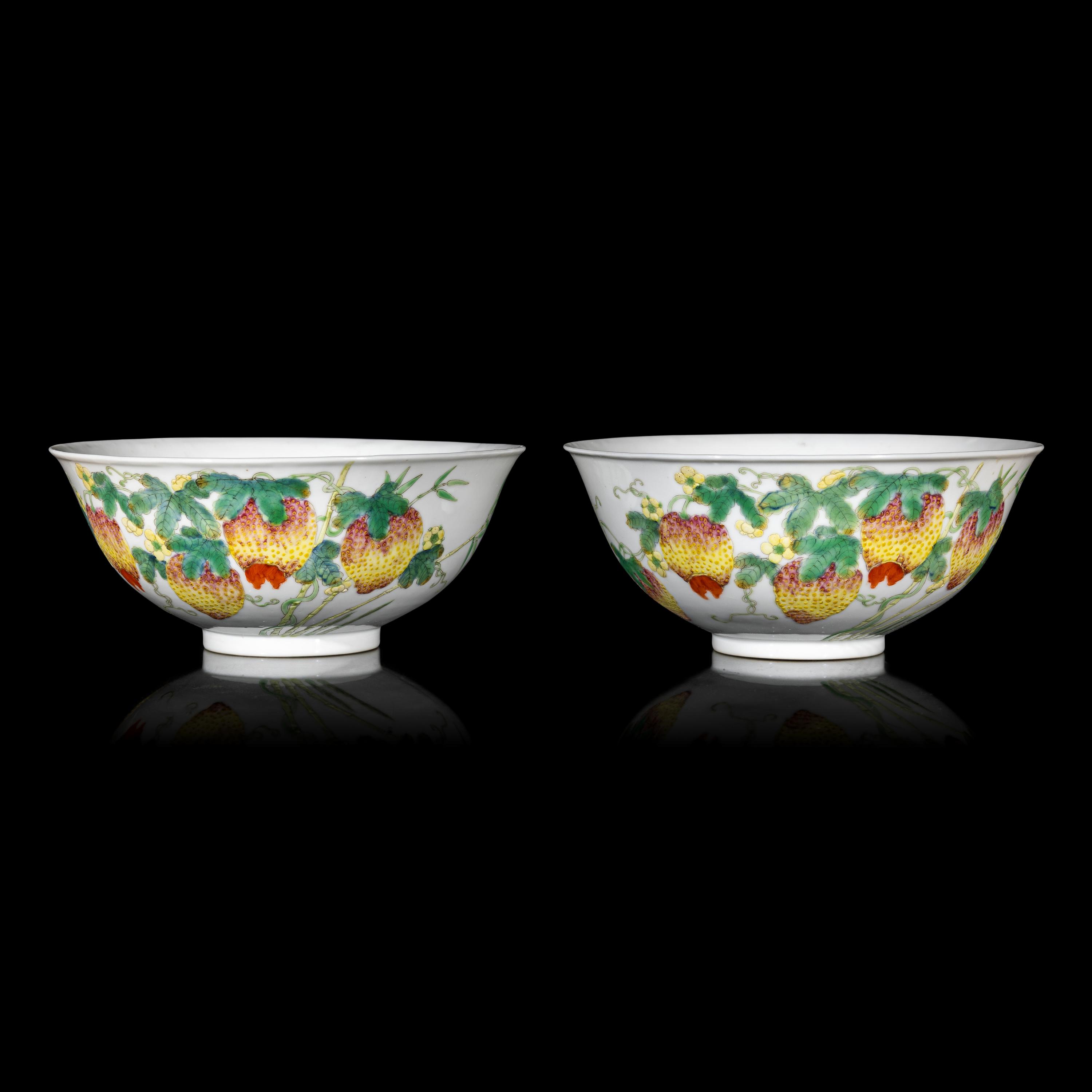 A Pair of Chinese Famille Rose Porcelain 'Balsam Pear' Bowls, Late Qing/Republic Period 晚清/民國 粉彩荔枝紋碗 大清光緒年製款