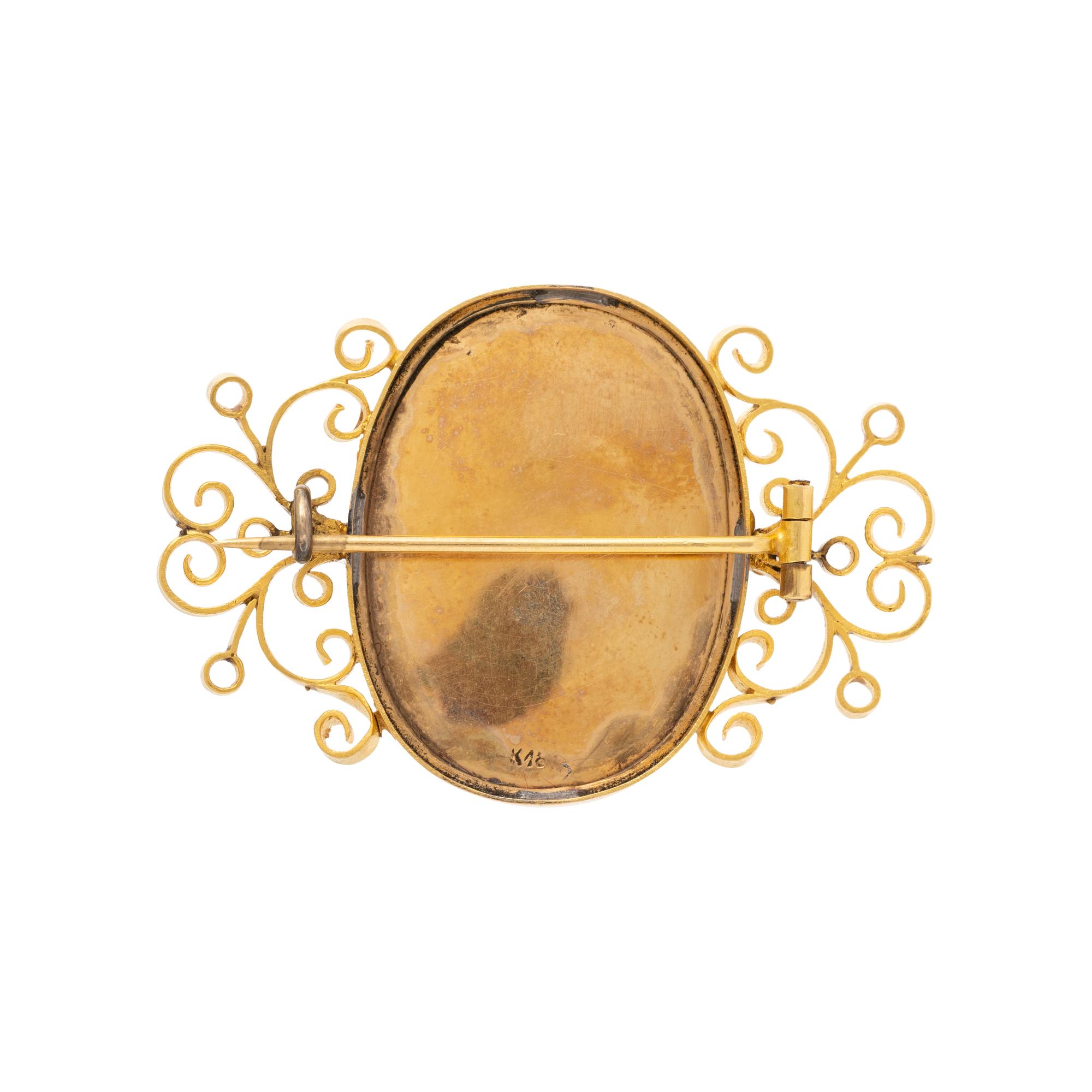 YELLOW GOLD AND CAMEO BROOCH