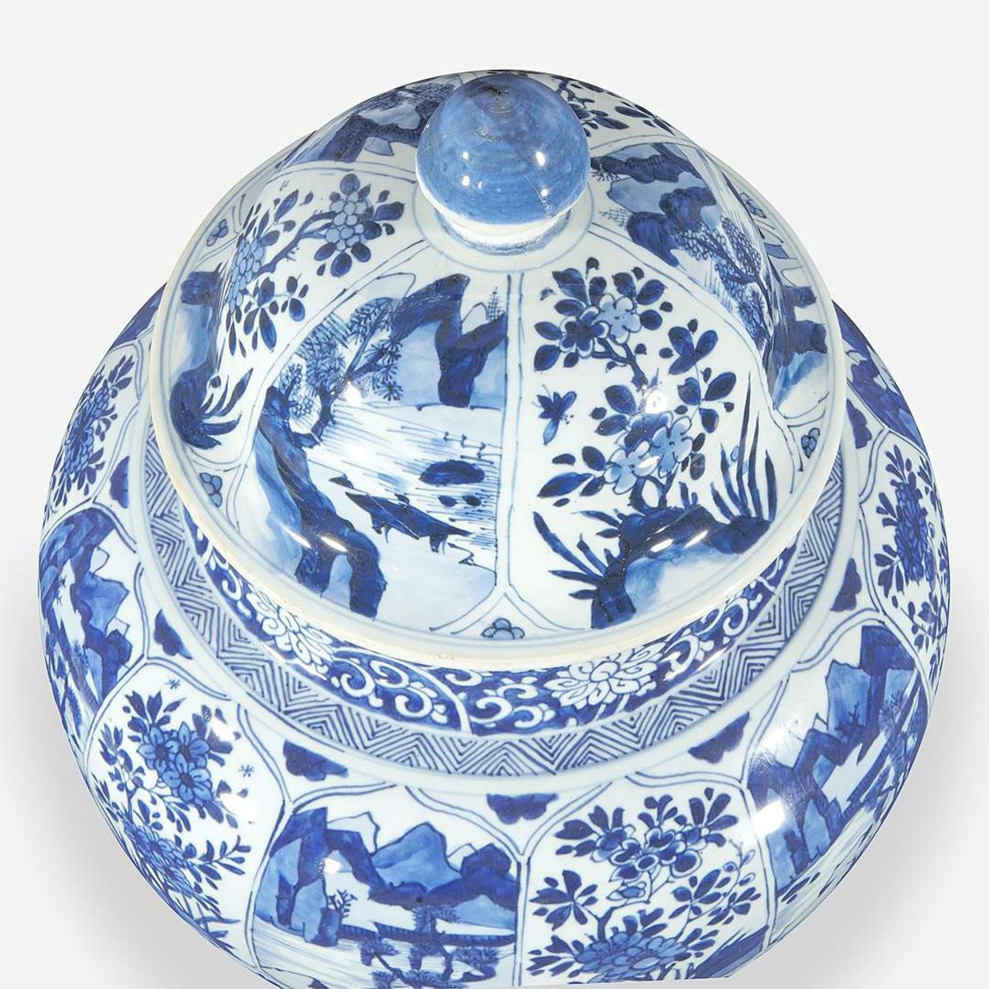 A Chinese blue and white porcelain large jar and cover