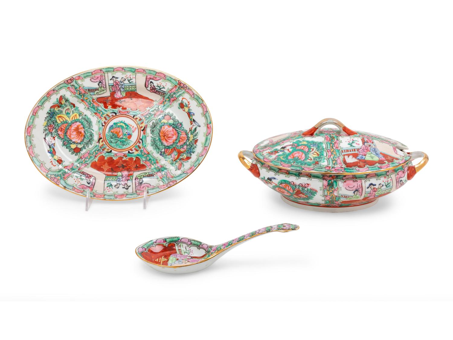 A Chinese Export Sauce Boat and Plate