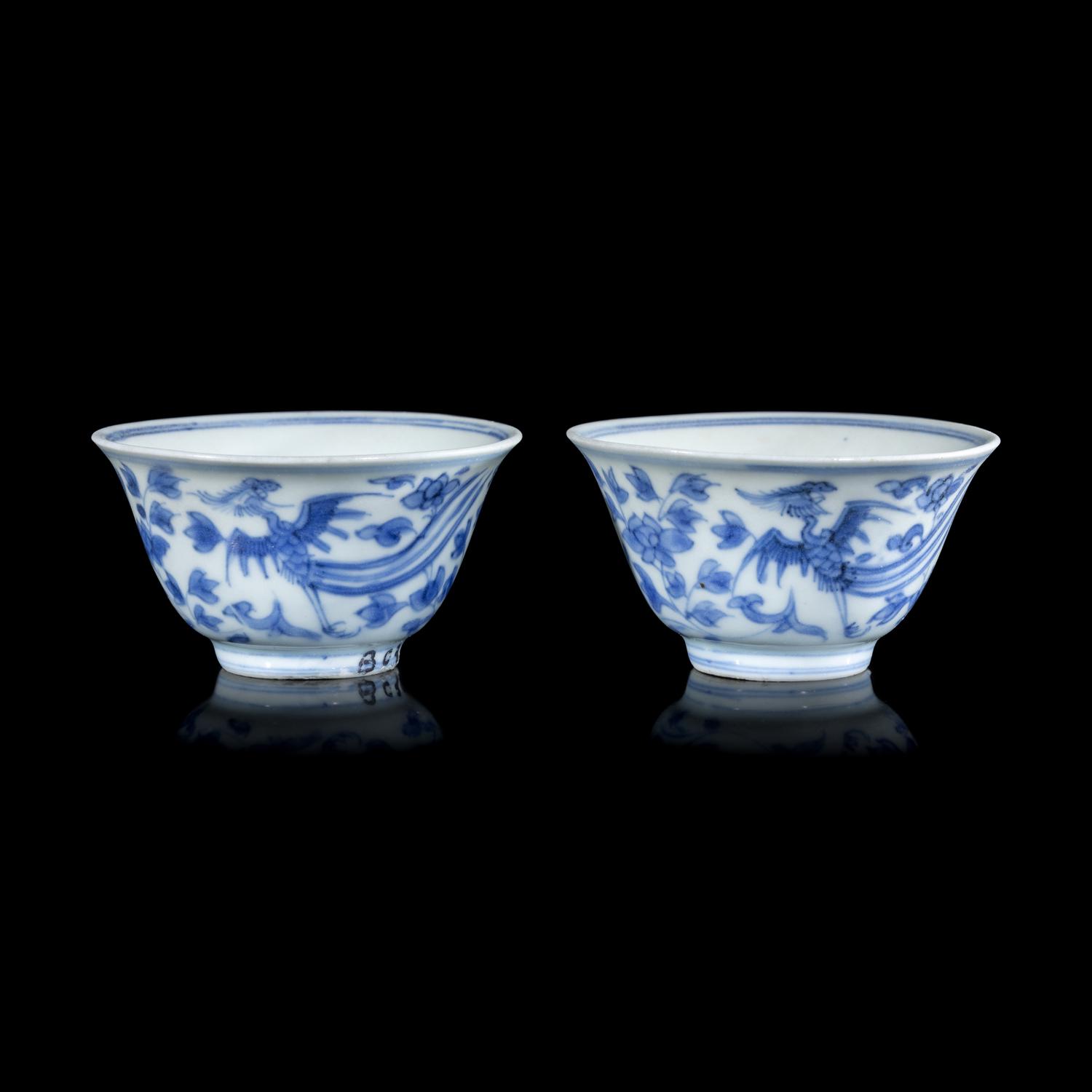 A Pair of Blue and White 'Phoenix' Cups, Jiajing Mark, 16th/17th Century 明晚期 嘉靖款青花穿花鳳紋杯一對