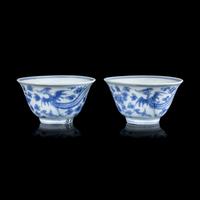 A Pair of Blue and White 'Phoenix' Cups, Jiajing Mark, 16th/17th Century 明晚期 嘉靖款青花穿花鳳紋杯一對