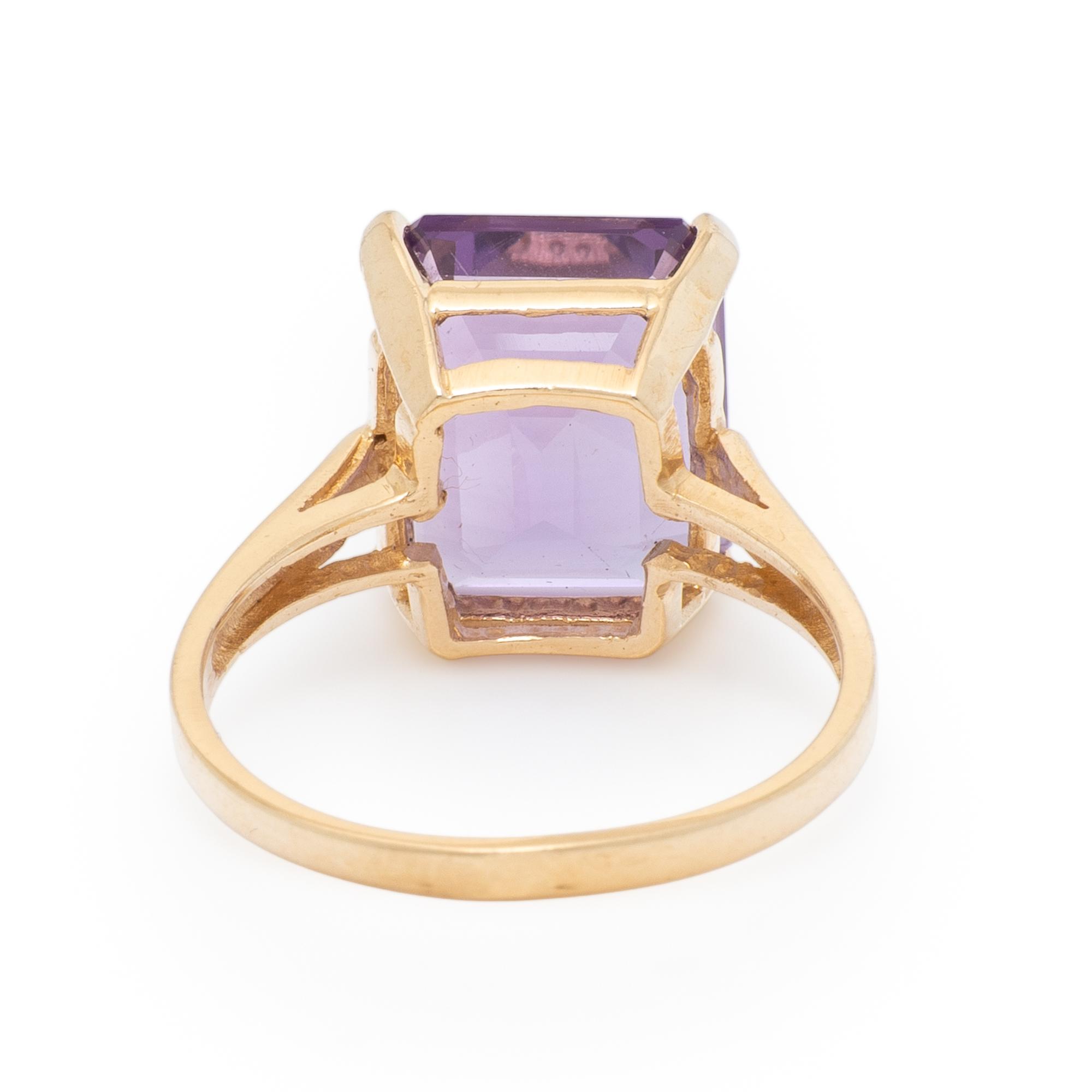 YELLOW GOLD AND AMETHYST RING