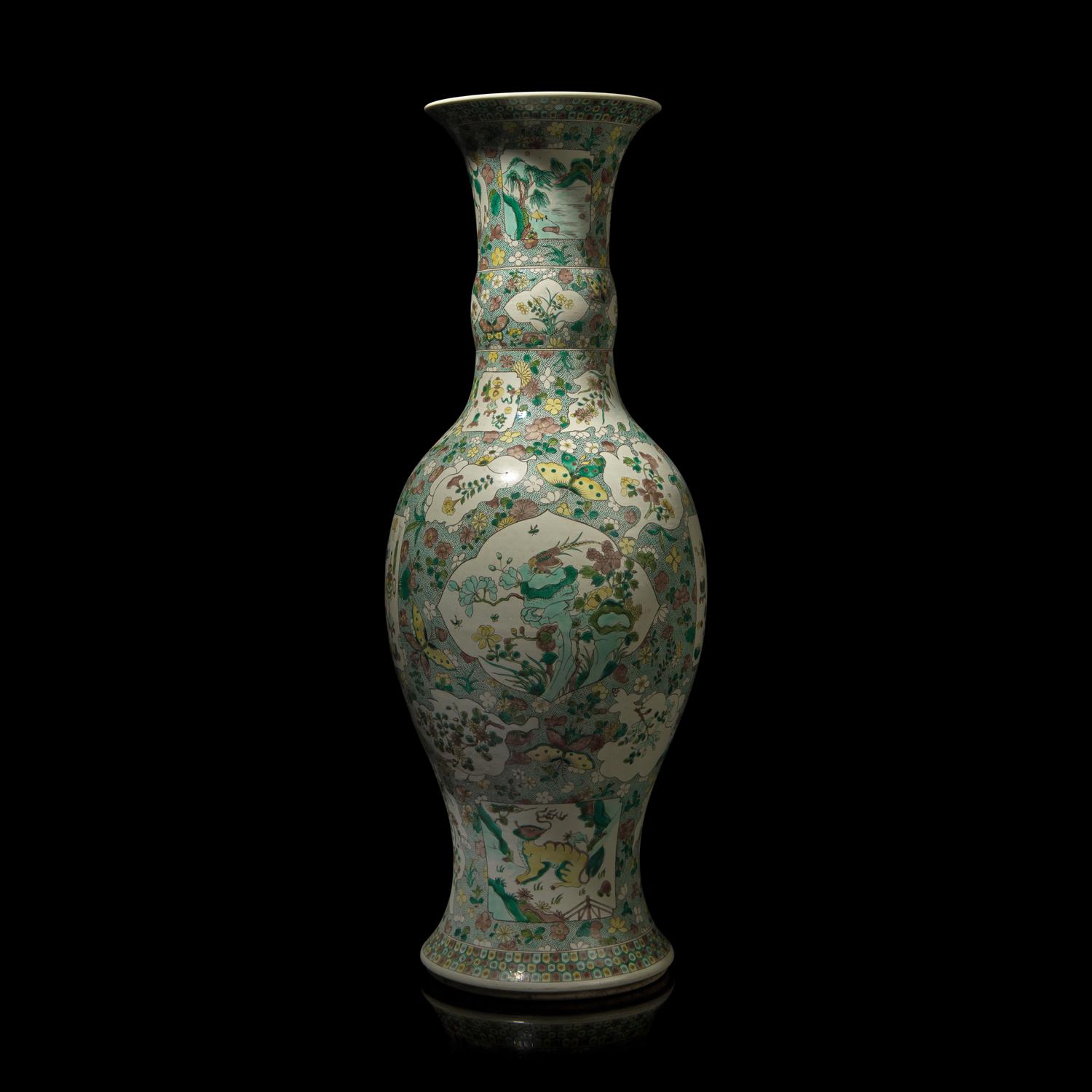 A Large Chinese Famille Verte Porcelain Vase, Late Qing Dynasty 晚清 素三彩花卉地開光博古圖大賞瓶