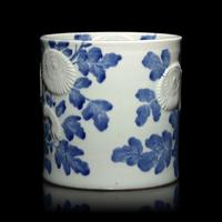 A Japanese Hirado Blue and White Porcelain ' Kiku' Brush Pot, 19th Century — 日本江戶-明治時代 平戶燒青花菊花圖筆筒