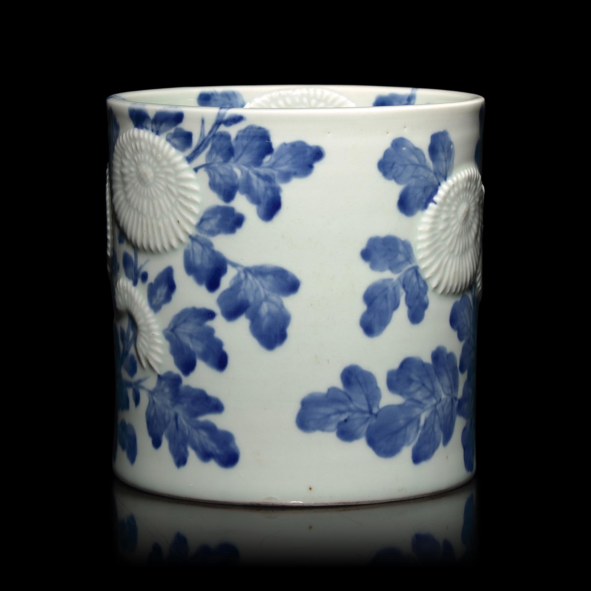 A Japanese Hirado Blue and White Porcelain ' Kiku' Brush Pot, 19th Century — 日本江戶-明治時代 平戶燒青花菊花圖筆筒