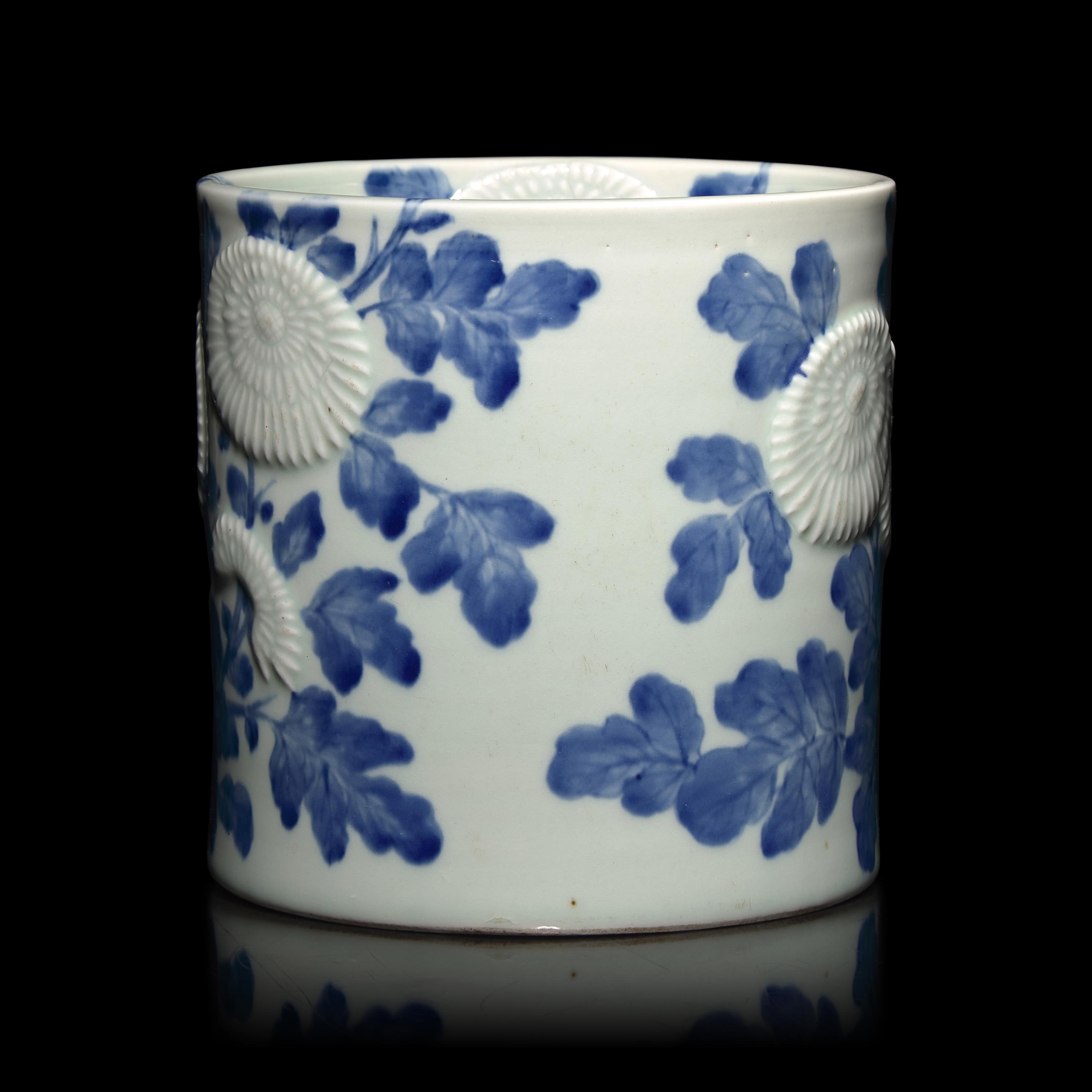A Japanese Hirado Blue and White Porcelain ' Kiku' Brush Pot, 19th Century — 日本江戶-明治時代 平戶燒青花菊花圖筆筒
