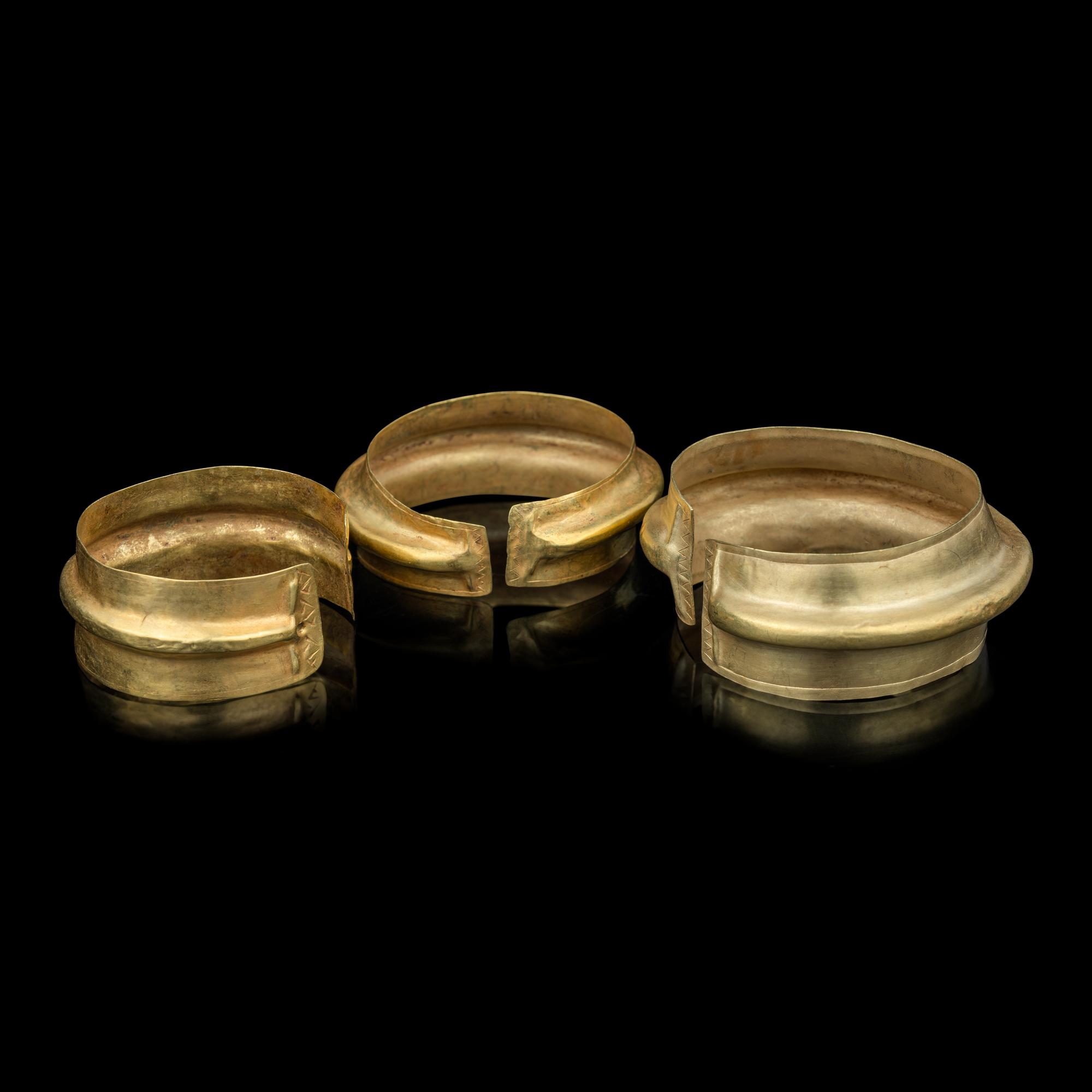Three Chinese Gold Wrist Guard Bracelets, Southwest China, Yunan, Dian Kingdom 漢 古滇國金臂甲鐲一組三件