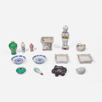 A group of thirteen assorted Asian porcelain items and one wood stand 瓷器小件及木座一組十五件 18th to 20th century ???????
