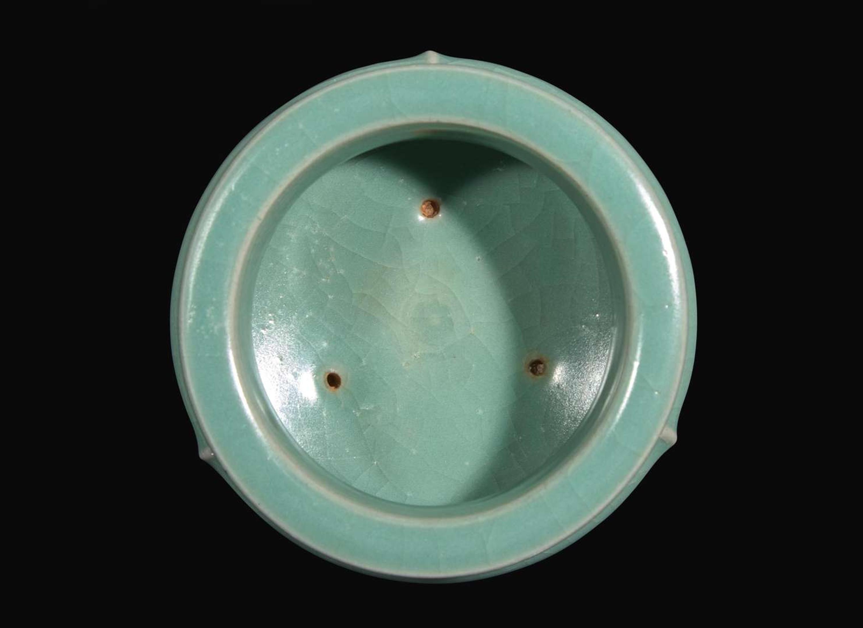 A celadon-glazed tripod censer 青瓷三足香爐