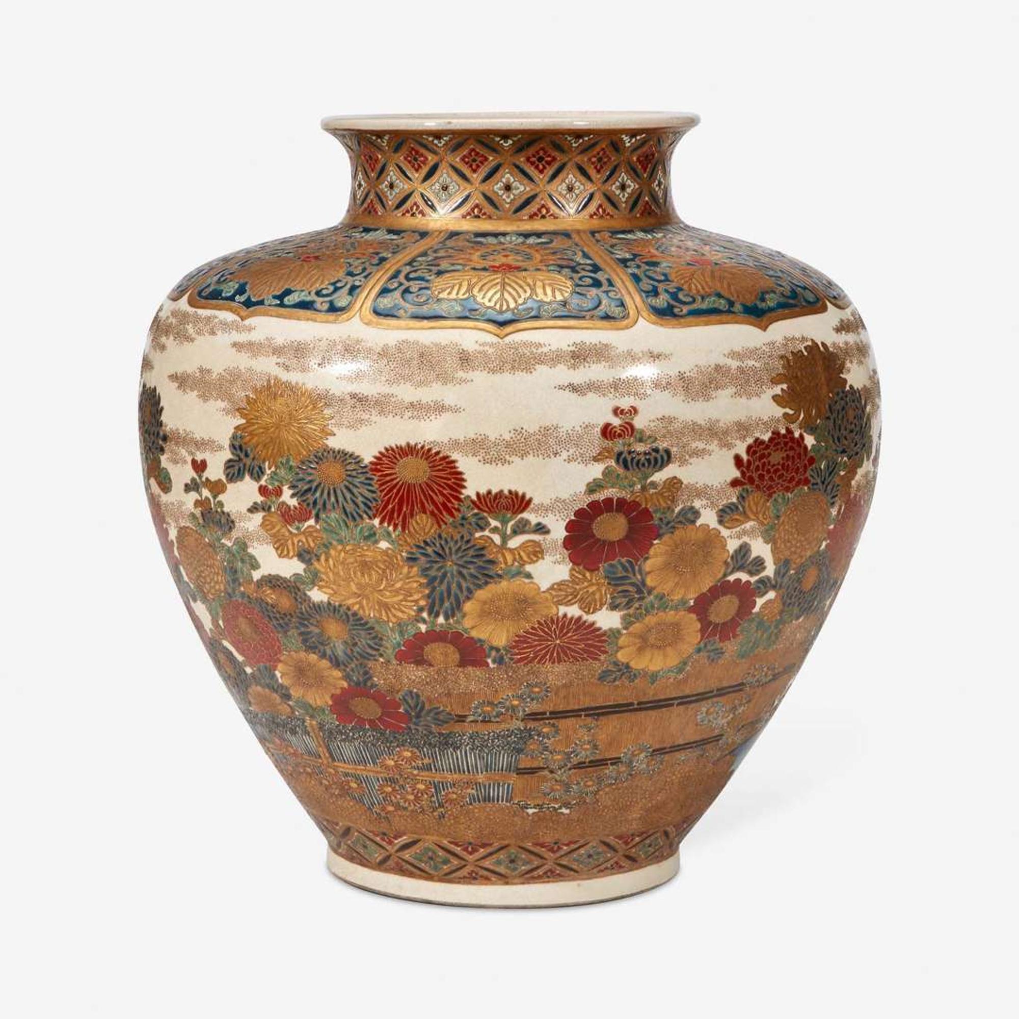 A large Japanese enameled Satsuma vase 日本珐琅彩萨摩烧大罐 19th century ????