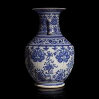 A Chinese Blue and White Ming Style Vase, Qianlong/Jiaqing Period — 清乾隆/嘉慶 青花花果紋賞瓶