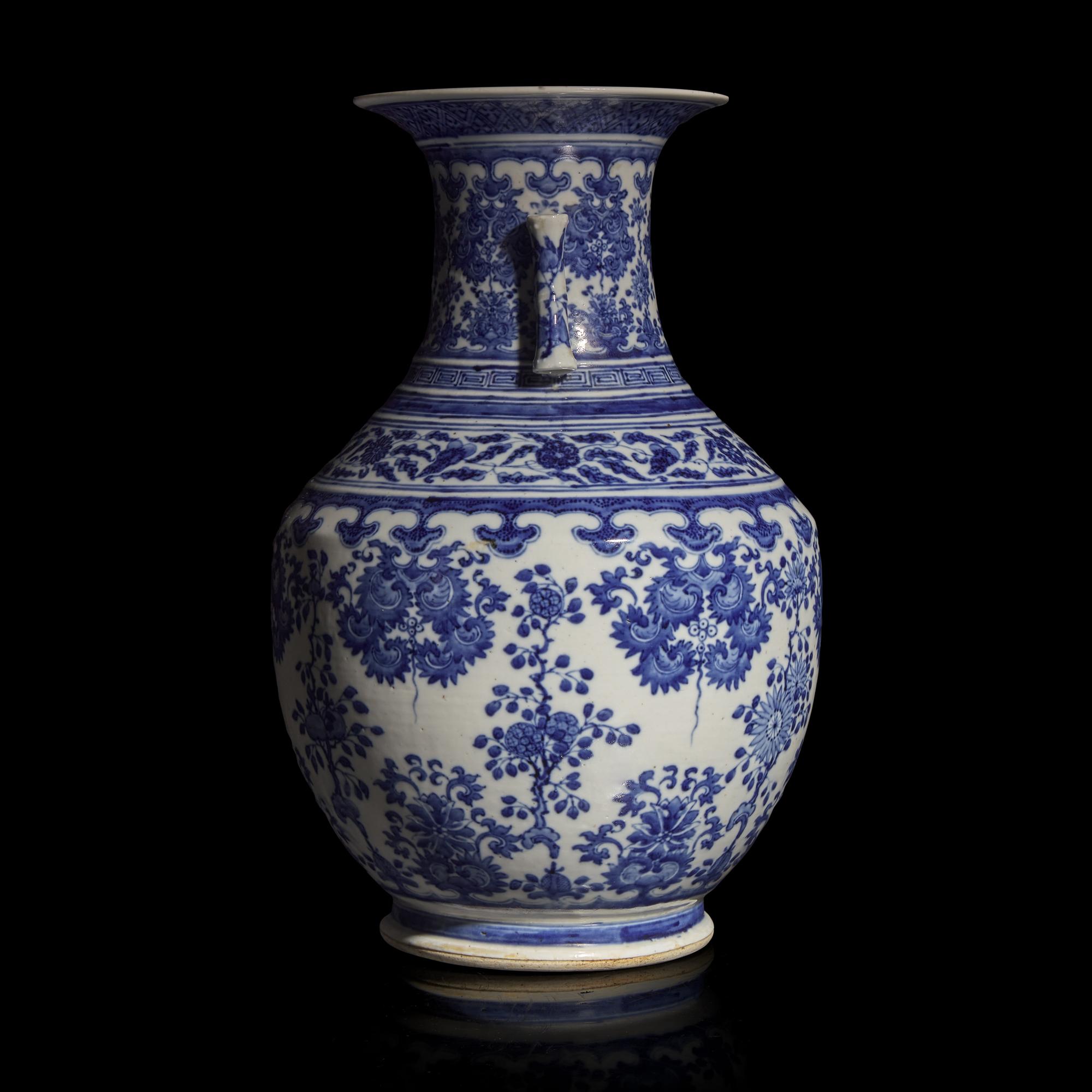 A Chinese Blue and White Ming Style Vase, Qianlong/Jiaqing Period — 清乾隆/嘉慶 青花花果紋賞瓶