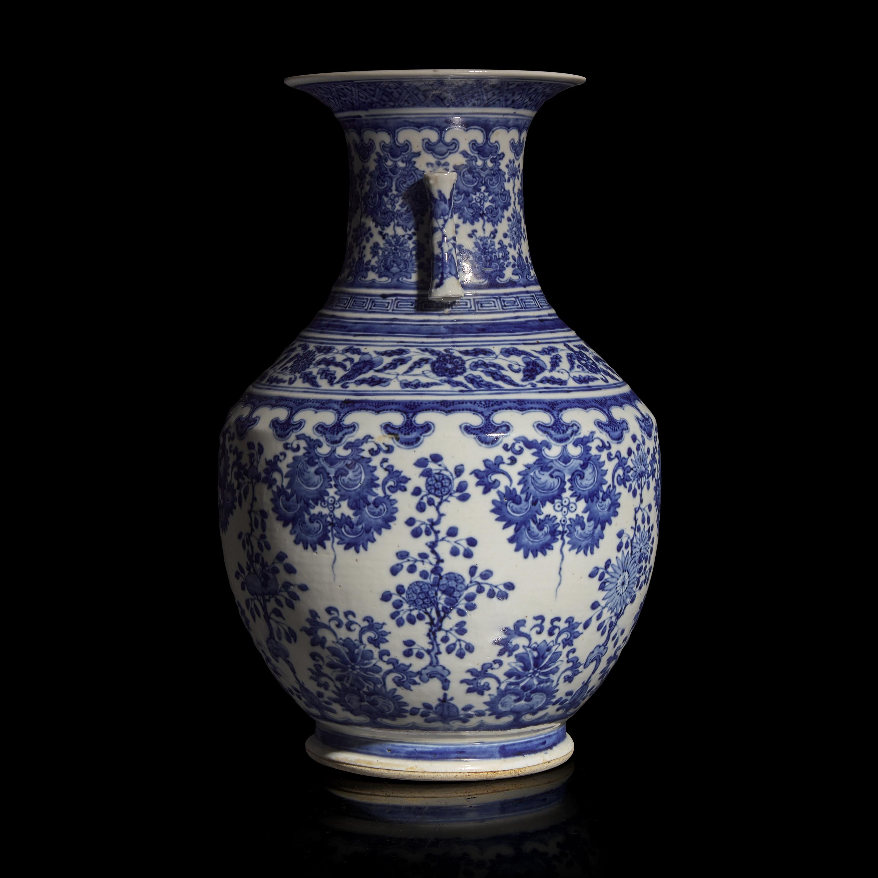A Chinese Blue and White Ming Style Vase, Qianlong/Jiaqing Period — 清乾隆/嘉慶 青花花果紋賞瓶