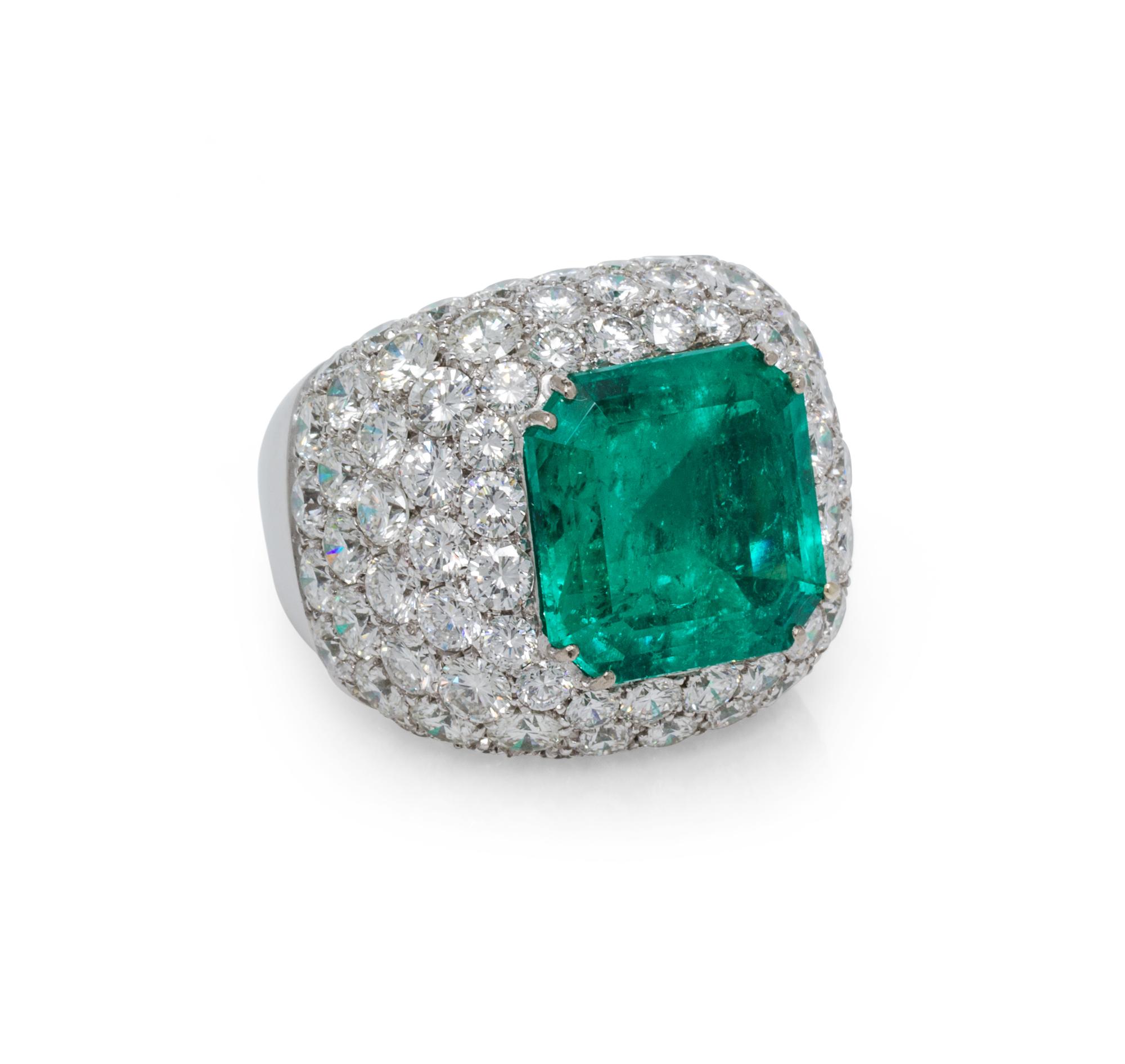 An 18 Karat White Gold, Emerald and Diamond Ring, 21.40 dwts.