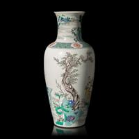 A Chinese Famille Verte Baluster Vase, Chenghua Six-Character Mark 成化六字款 五彩人物圖瓶