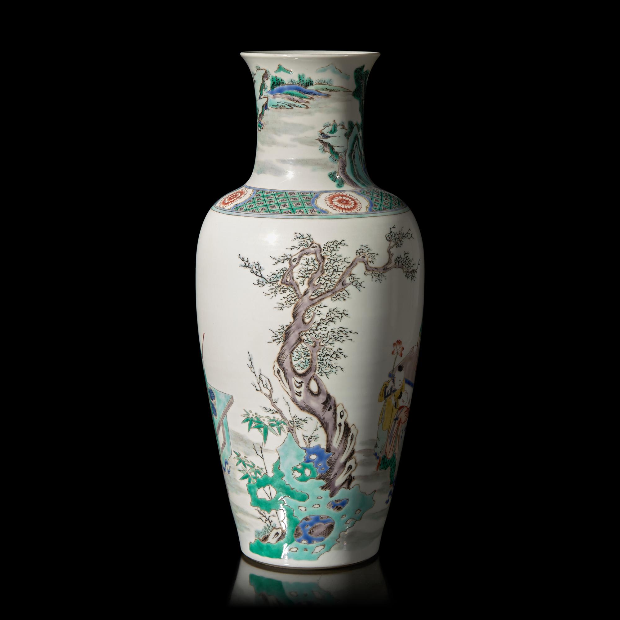 A Chinese Famille Verte Baluster Vase, Chenghua Six-Character Mark 成化六字款 五彩人物圖瓶
