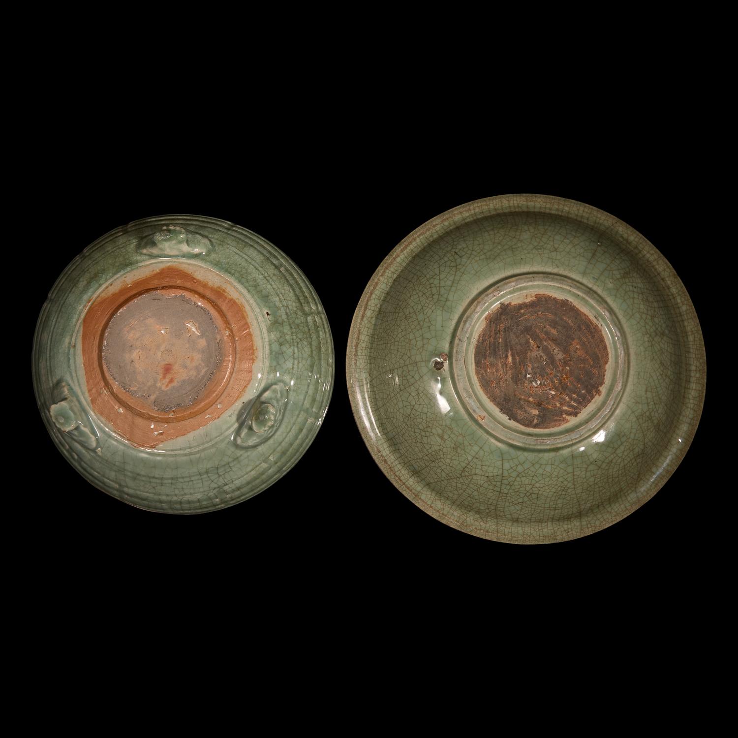 Two Large Chinese Longquan Celadon Crackled Glazed Porcelain Wares, Ming Dynasty or Later 明或更晚 龍泉青瓷大盤及三足香爐各一