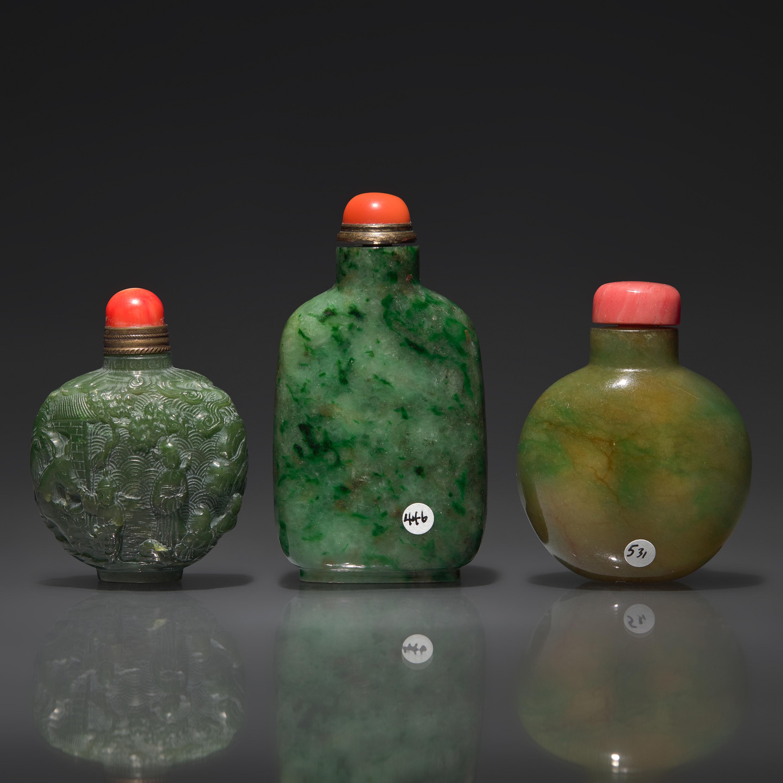 Three Chinese Jade and Jadeite Snuff Bottles, 19th to 20th Century — 晚清-民國 碧玉及翡翠鼻煙壺三支