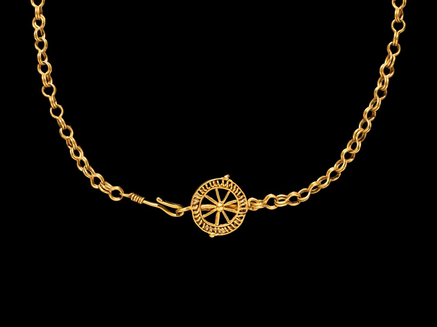 A Roman Gold Necklace with a Wheel Clasp