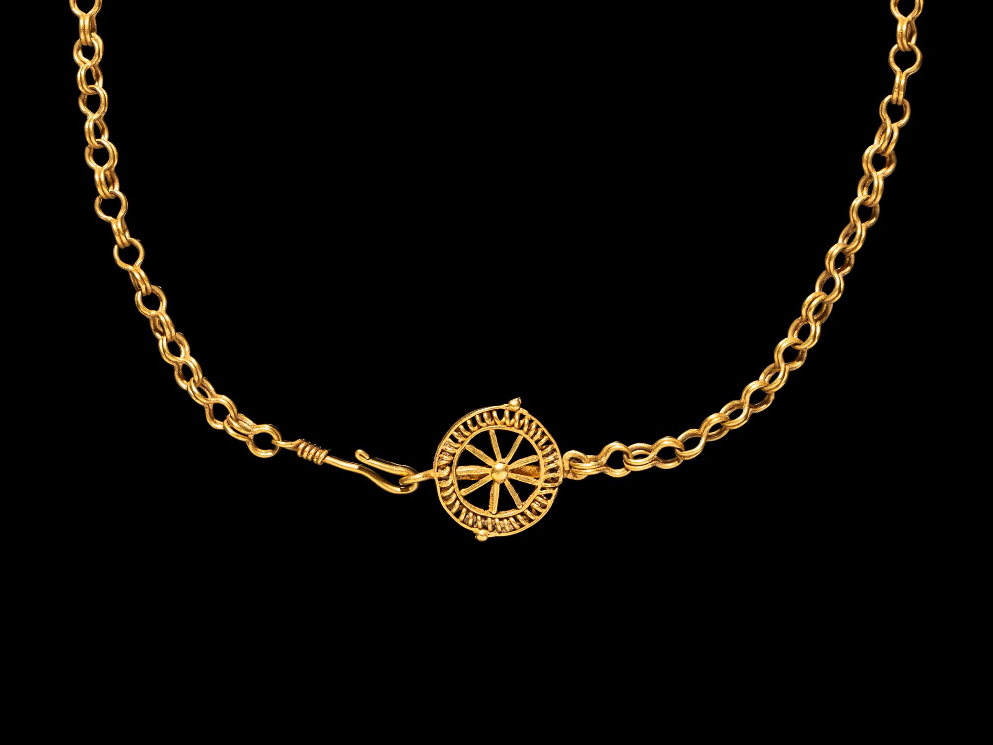A Roman Gold Necklace with a Wheel Clasp