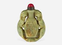 A Chinese carved celadon jade snuff bottle 青玉鼻煙壺