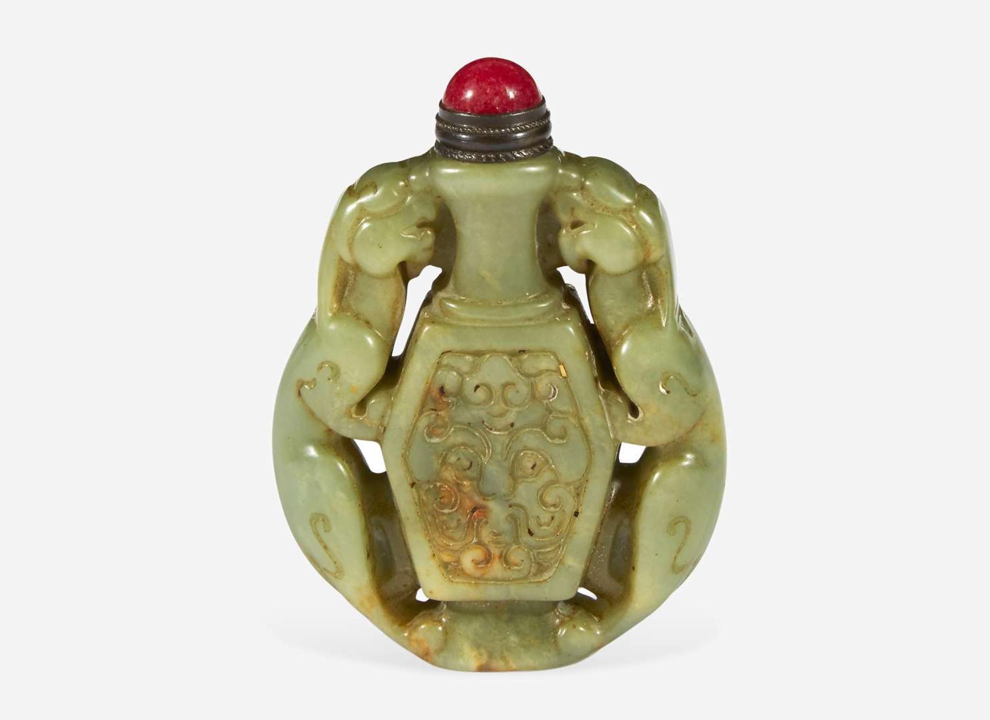 A Chinese carved celadon jade snuff bottle 青玉鼻煙壺