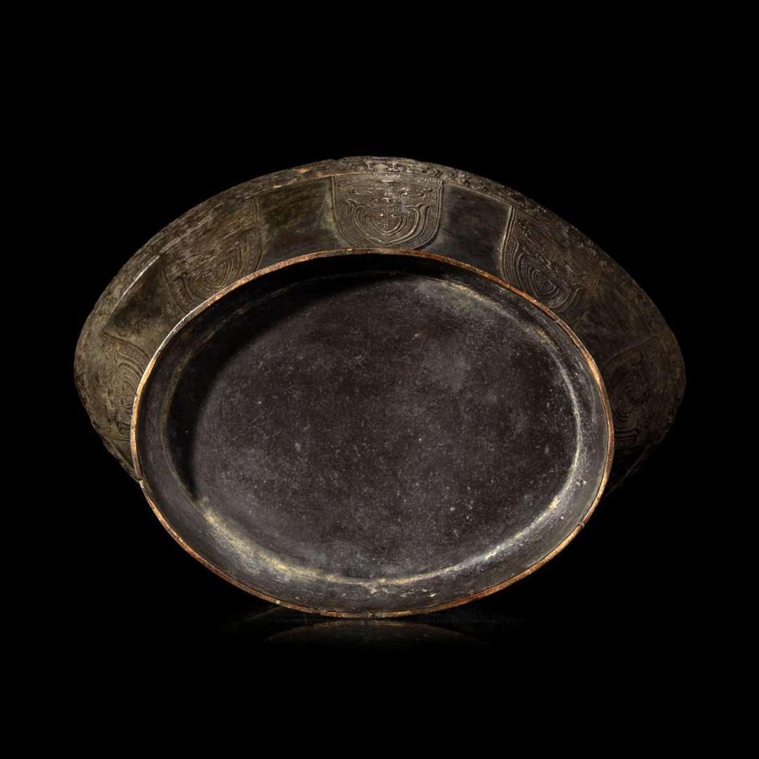 A large patinated bronze archaistic vase 仿古铜制大花瓶一件 18th/19th century or earlier ??????????