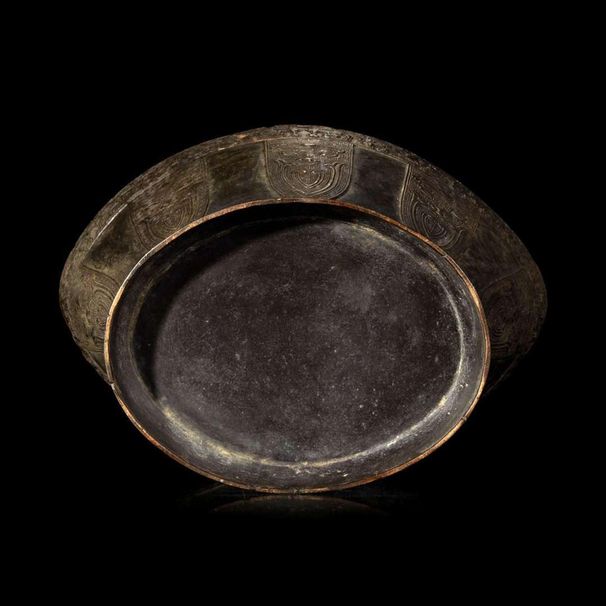 A large patinated bronze archaistic vase 仿古铜制大花瓶一件 18th/19th century or earlier ??????????