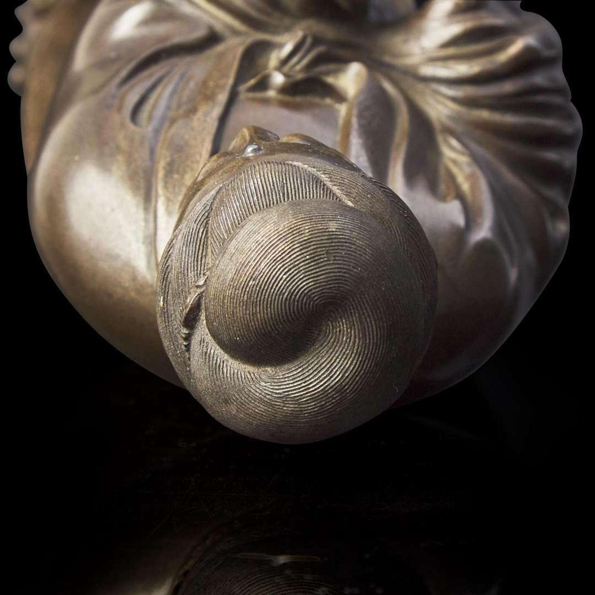 A finely cast and patinated and silver-wire inlaid figure of Guanyin 漆銅嵌銀絲觀音造像 Shisou mark ???