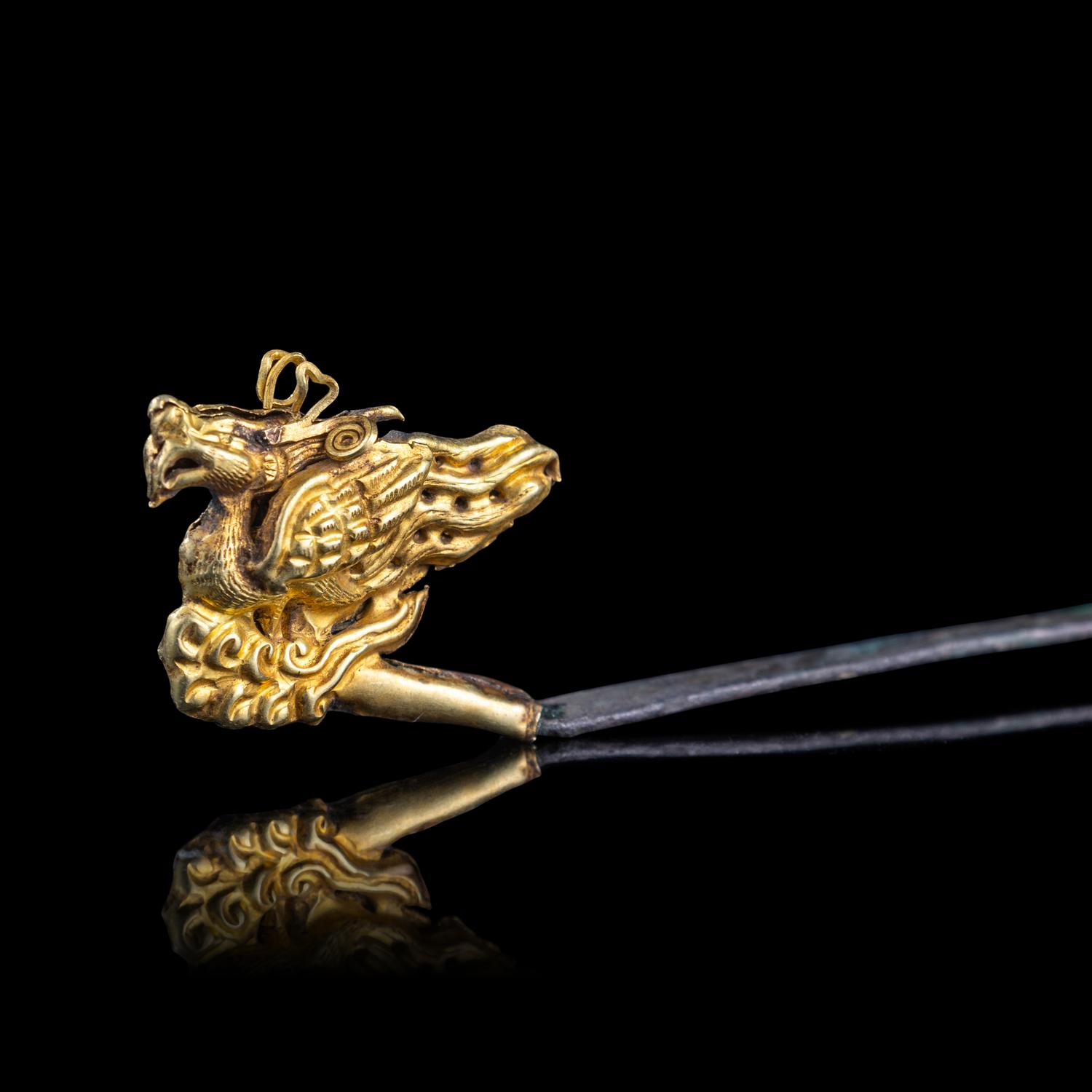 A Chinese Gold and Silver 'Phoenix and Cloud' Hairpin, Zan, Yuan-Ming Dynasty 元-明 鳳踏祥雲銀脚金簪