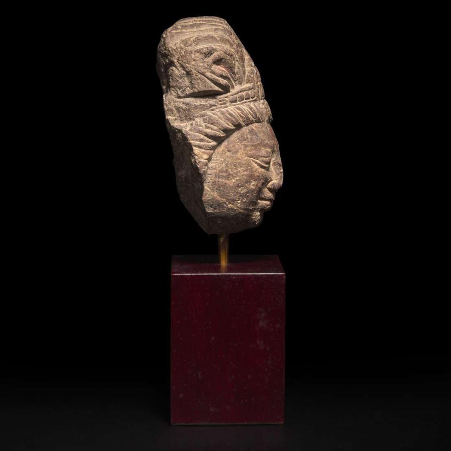 A carved stone head, possibly Shiva 石雕佛首, 或湿婆神