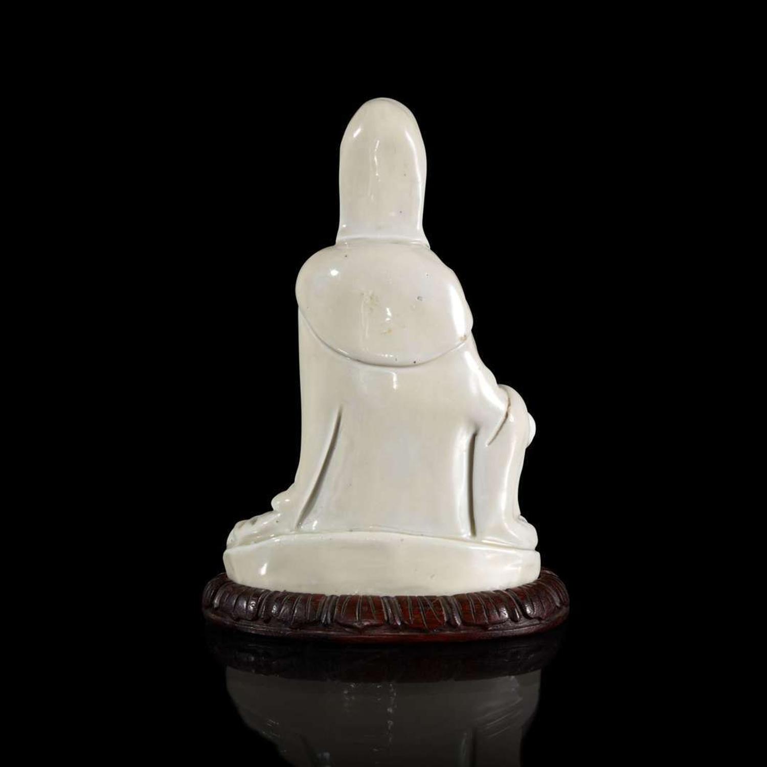 A small Chinese blanc de Chine figure of seated Guanyin 德化窑观音小造像 18th century or earlier ???????