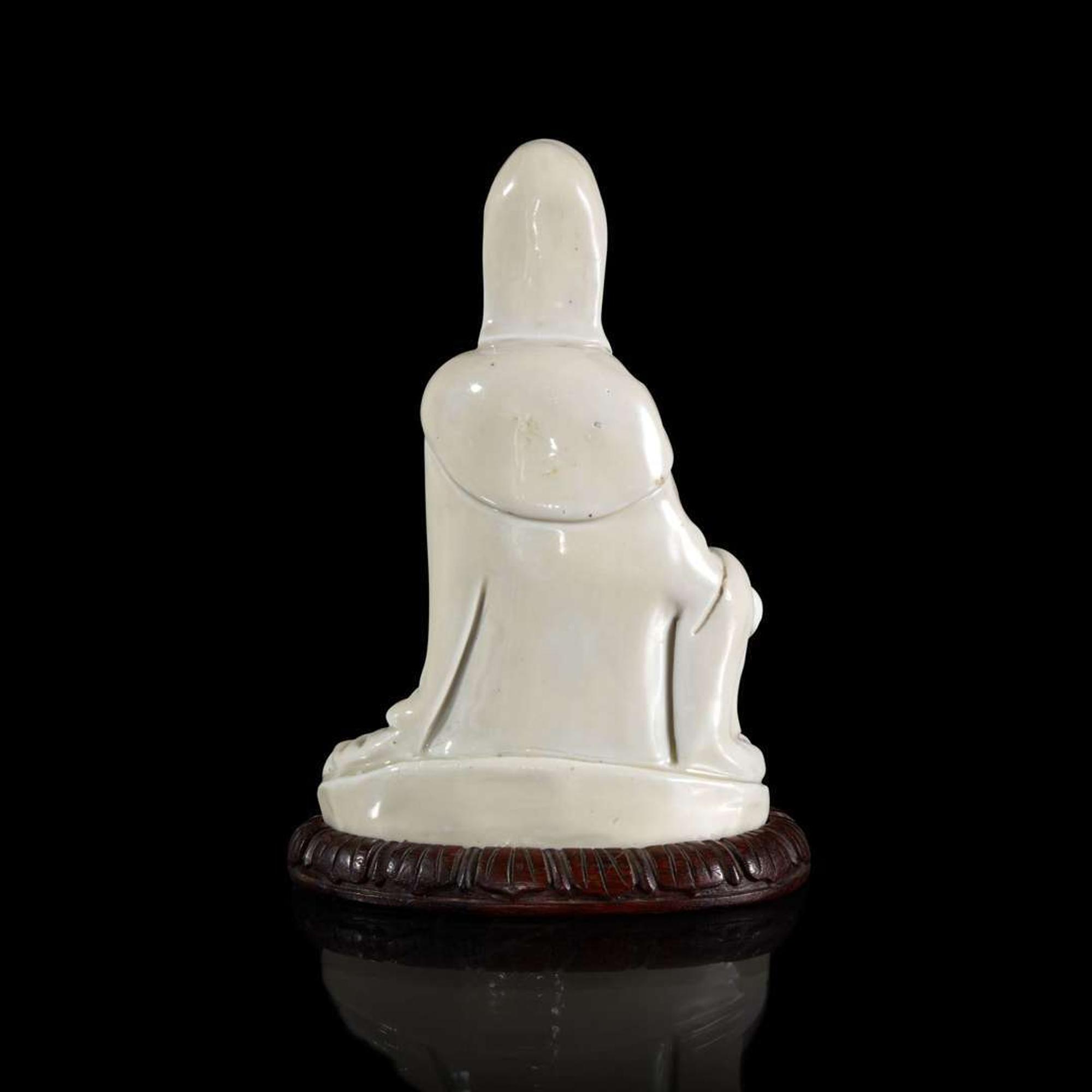A small Chinese blanc de Chine figure of seated Guanyin 德化窑观音小造像 18th century or earlier ???????