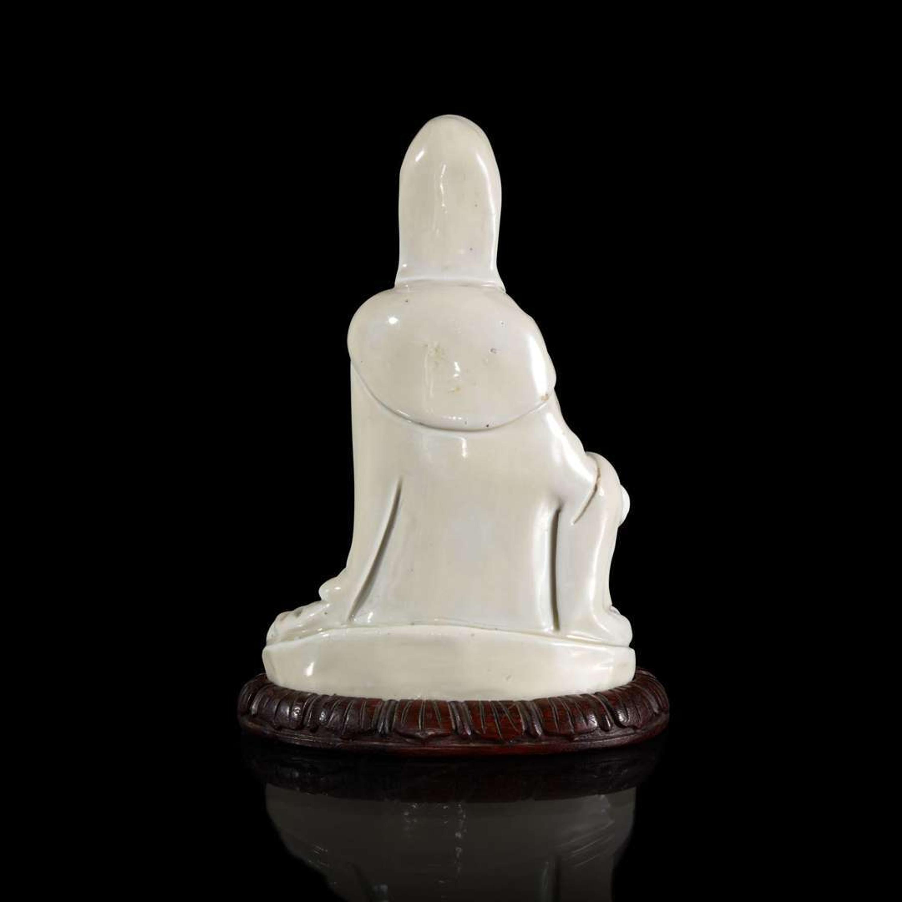 A small Chinese blanc de Chine figure of seated Guanyin 德化窑观音小造像 18th century or earlier ???????