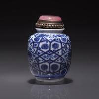 A Chinese Blue and White Porcelain Snuff Jarlet, Qing Dynasty, Circa 1810-1880 — 1810-1880年 青花花卉紋鼻煙罐