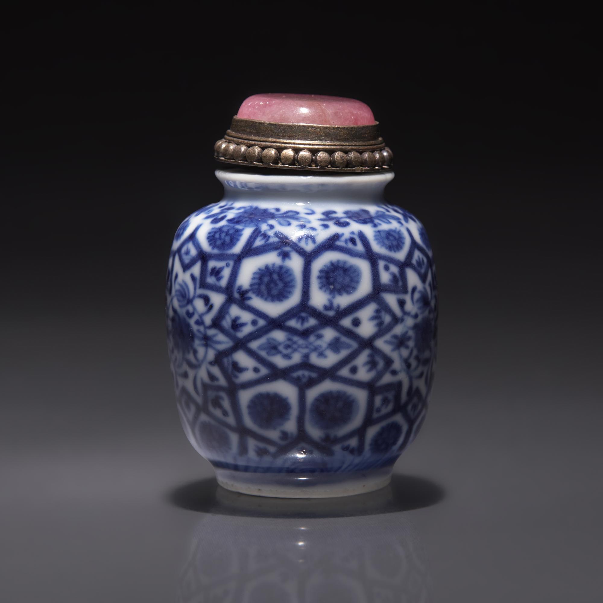 A Chinese Blue and White Porcelain Snuff Jarlet, Qing Dynasty, Circa 1810-1880 — 1810-1880年 青花花卉紋鼻煙罐